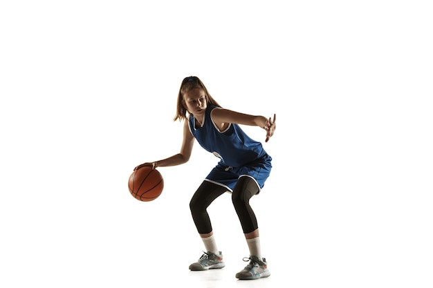 Jugador de baloncesto femenino caucásico joven del equipo en acción, movimiento en funcionamiento aislado en el fondo blanco.