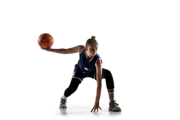 Jugador de baloncesto femenino caucásico joven del equipo en acción, movimiento en funcionamiento aislado en el fondo blanco.