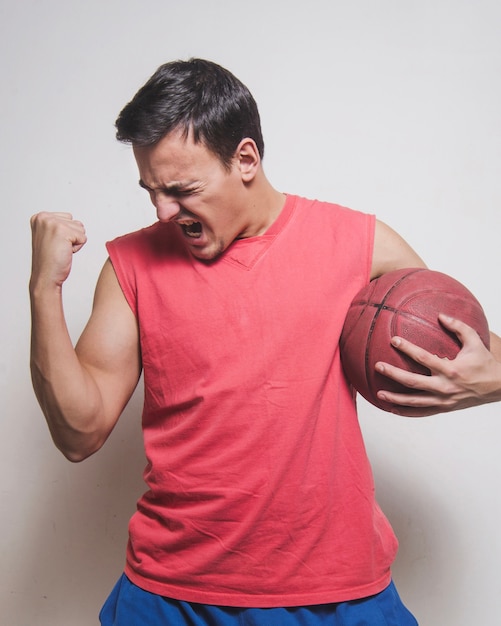 Jugador de baloncesto gritando