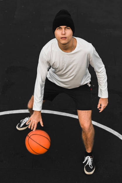 Foto gratuita jugador de baloncesto guapo en la cancha