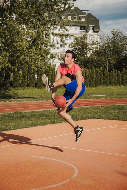 Jugador de baloncesto haciendo un truco