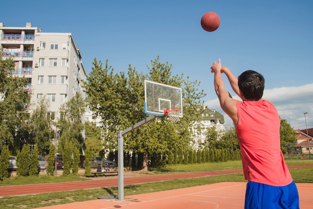 Jugador de baloncesto intentando tiro a distancia