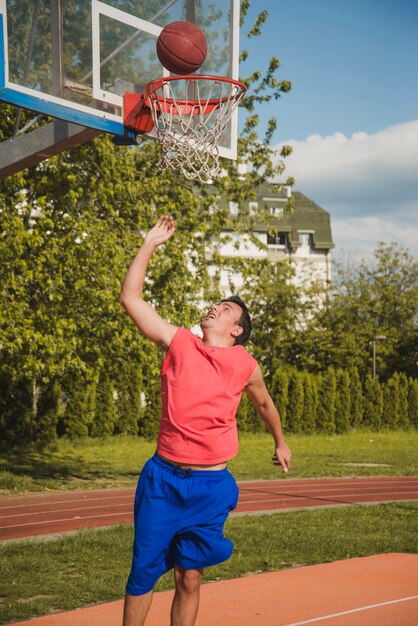 Jugador de baloncesto marcando