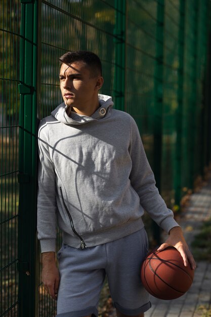 Jugador de baloncesto mirando a otro lado tiro medio