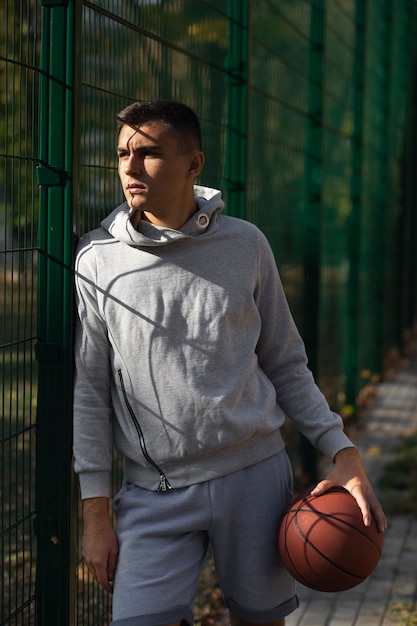 Jugador de baloncesto mirando a otro lado tiro medio