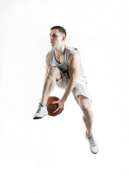 Foto gratuita jugador de baloncesto pasando el balón entre sus piernas