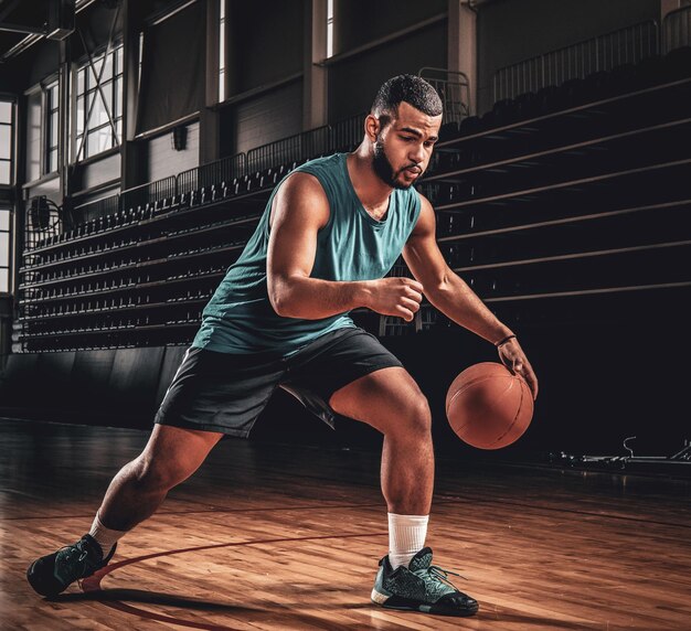 Jugador de baloncesto profesional en una acción en el campo de baloncesto.