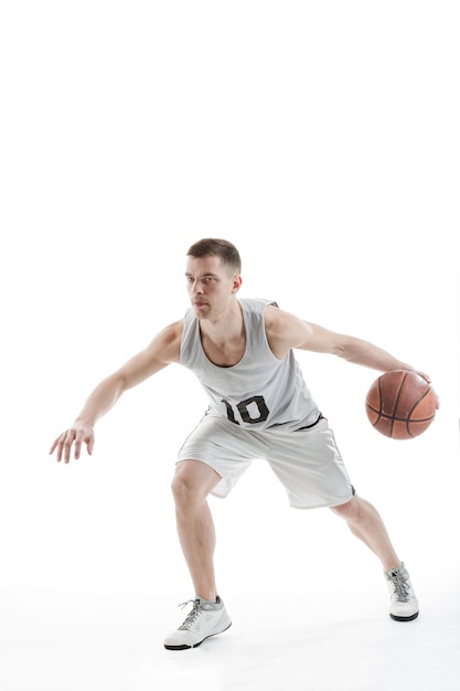 Jugador de baloncesto profesional botando la pelota