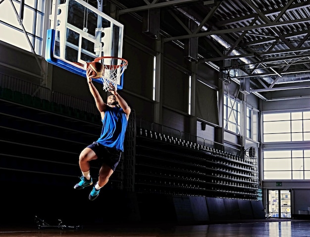 Foto gratuita jugador de baloncesto profesional negro en acción en un campo de baloncesto.
