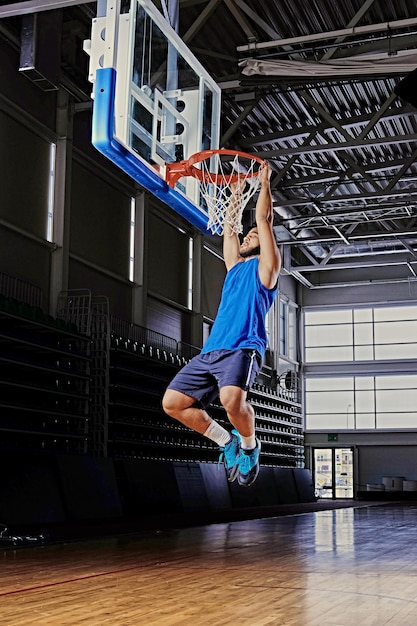 Jugador de baloncesto profesional negro en acción en un campo de baloncesto.