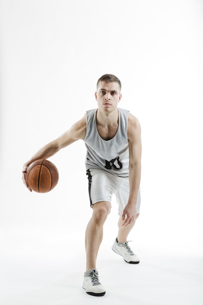 Jugador de baloncesto profesional con una pelota