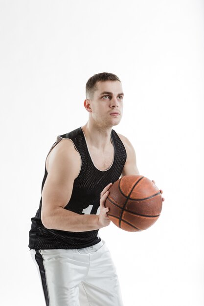 Jugador de baloncesto profesional sujetando la pelota