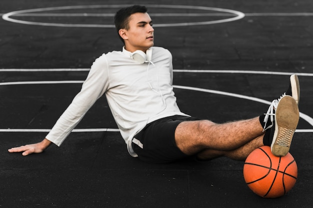 Jugador de baloncesto relajante en la cancha