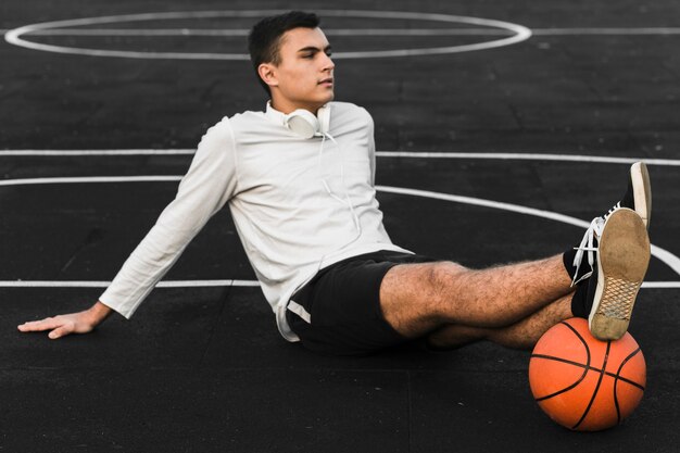 Jugador de baloncesto relajante en la cancha