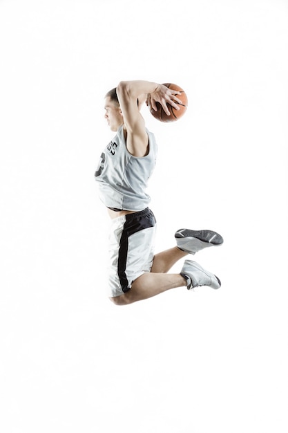 Jugador de baloncesto saltando con la pelota