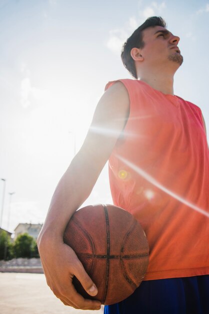 Jugador de baloncesto sujetando pelota