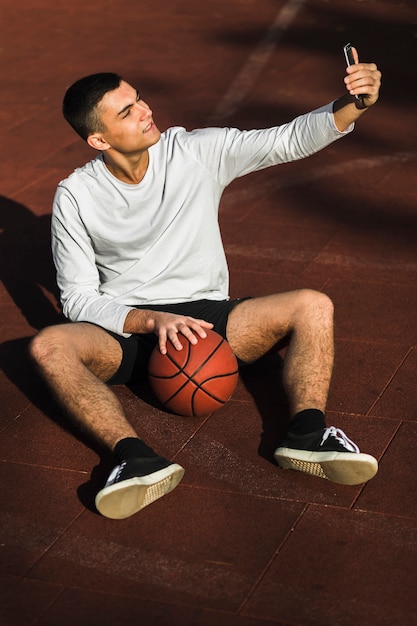 Jugador de baloncesto tomando una selfie