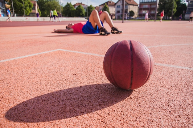 Jugador de baloncesto tumbado con pelota en primer plano