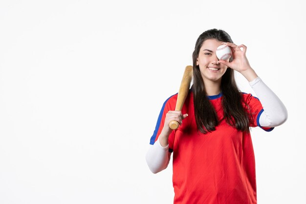 Jugador de béisbol femenino de vista frontal con bate y pelota