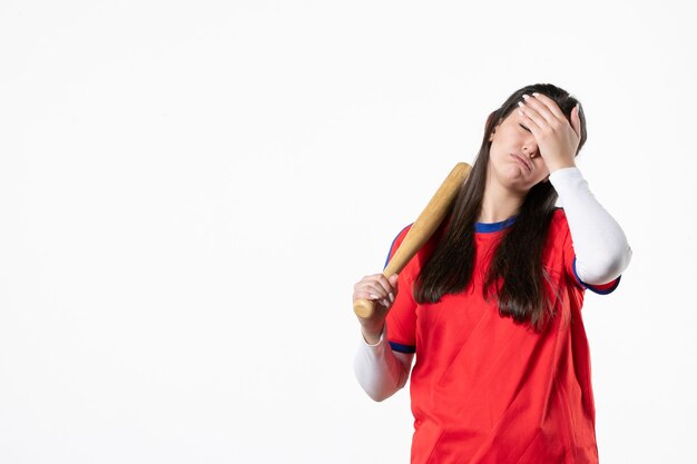 Jugador de béisbol femenino de vista frontal con bate y pelota