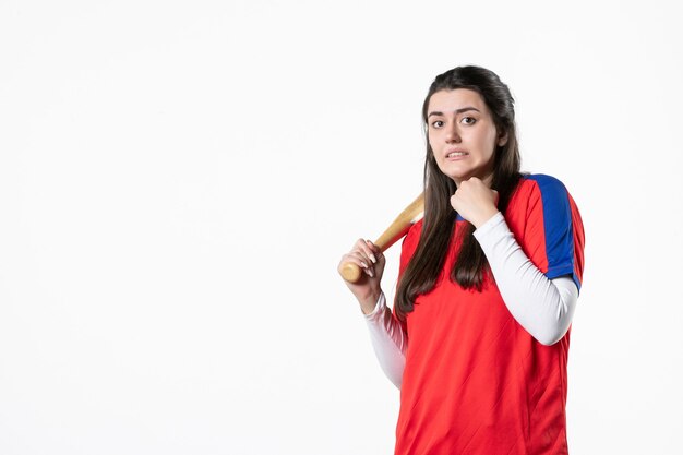 Jugador de béisbol femenino de vista frontal con bate y pelota