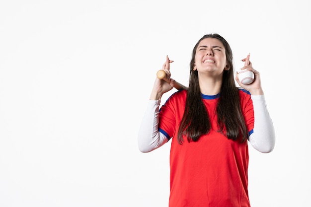 Jugador de béisbol femenino de vista frontal con bate y pelota