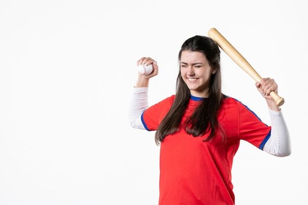 Jugador de béisbol femenino de vista frontal con bate y pelota