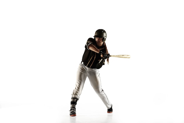 Foto gratuita jugador de béisbol, lanzador con uniforme negro practicando y entrenando aislado sobre fondo blanco.