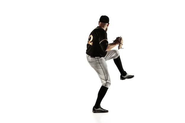 Jugador de béisbol, lanzador con uniforme negro practicando y entrenando aislado sobre fondo blanco.