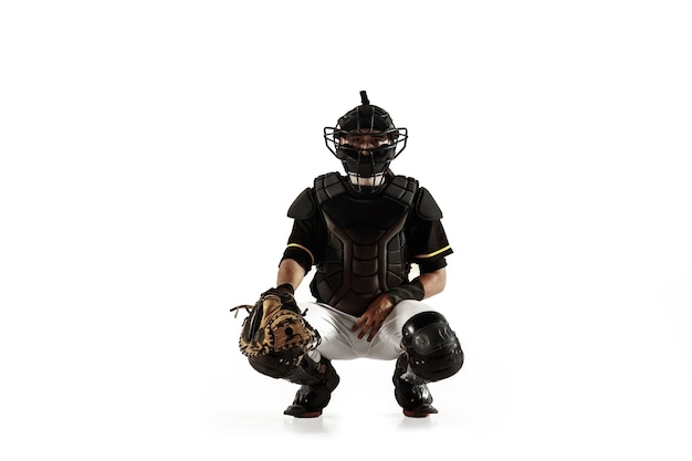 Foto gratuita jugador de béisbol, lanzador con uniforme negro practicando y entrenando aislado sobre fondo blanco.