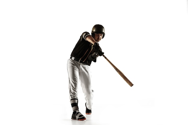 Jugador de béisbol, lanzador con uniforme negro practicando y entrenando aislado sobre fondo blanco.