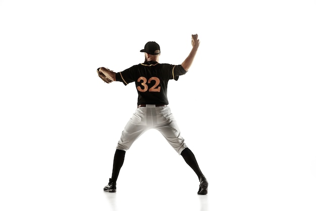 Foto gratuita jugador de béisbol en un uniforme negro practicando y entrenando aislado sobre un fondo blanco.