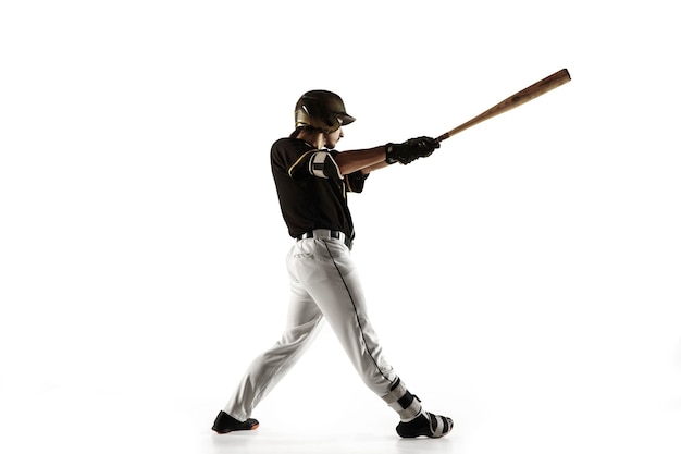 Foto gratuita jugador de béisbol en un uniforme negro practicando y entrenando aislado sobre un fondo blanco.