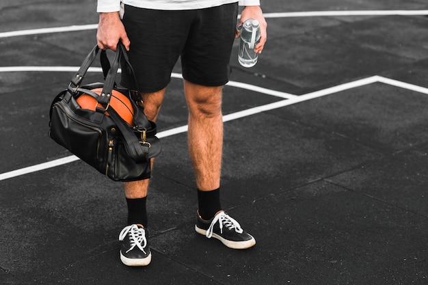 Foto gratuita jugador con bolsa de deporte