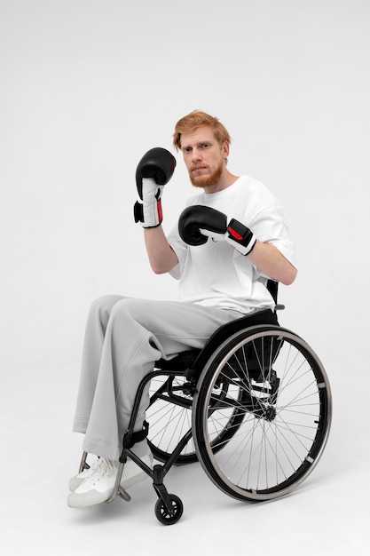 Foto gratuita jugador de boxeo discapacitado en silla de ruedas