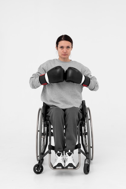 Foto gratuita jugador de boxeo discapacitado en silla de ruedas