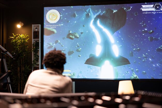 Jugador disfrutando de gráficos de rayos de alta calidad en el videojuego de consola