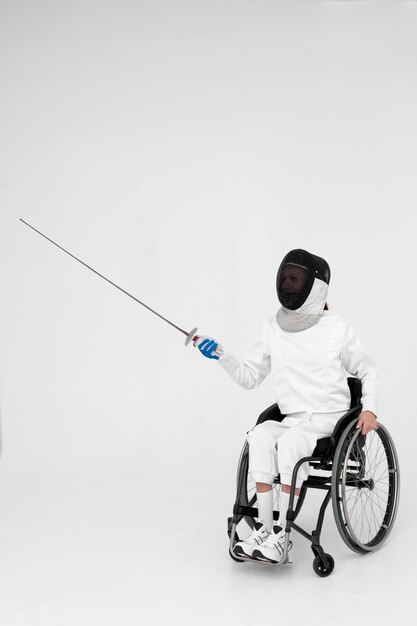Jugador de esgrima femenino con discapacidad en las piernas