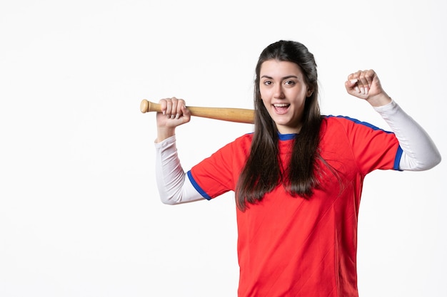 Foto gratuita jugador femenino de vista frontal con bate de béisbol