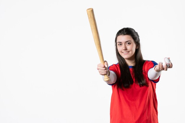 Foto gratuita jugador femenino de vista frontal con bate de béisbol