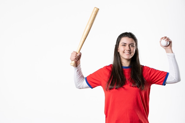 Jugador femenino de vista frontal con bate de béisbol