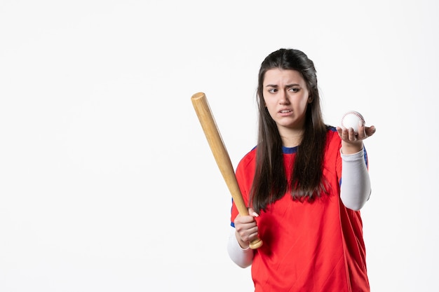 Jugador femenino de vista frontal con bate de béisbol