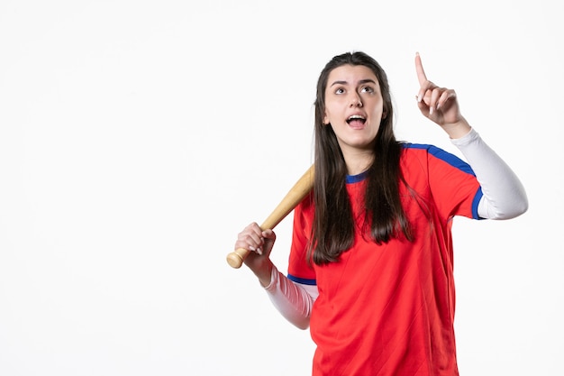 Foto gratuita jugador femenino de vista frontal con bate de béisbol