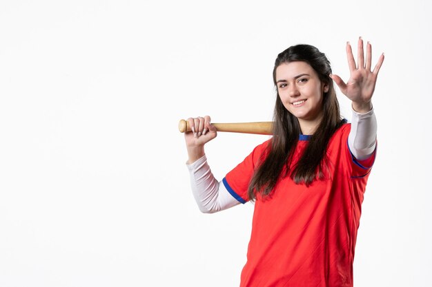 Jugador femenino de vista frontal con bate de béisbol