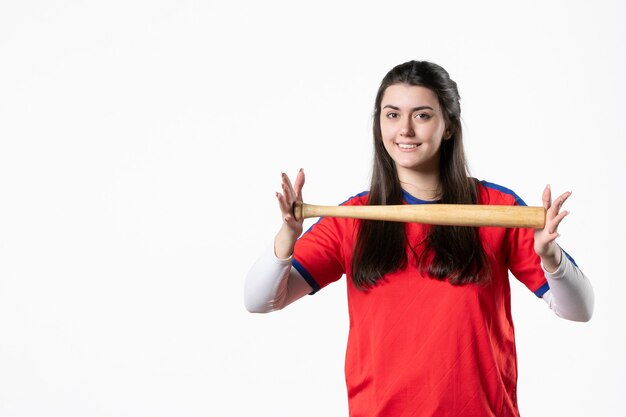 Jugador femenino de vista frontal con bate de béisbol