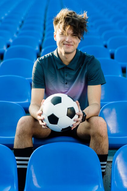 Jugador de fútbol alegre en el estadio