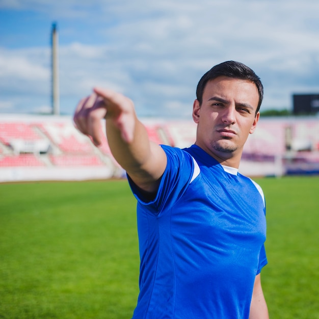 Jugador de fútbol apuntando