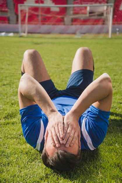 Foto gratuita jugador de fútbol desesperado