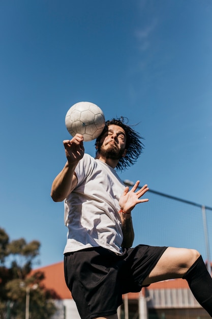 Foto gratuita jugador de fútbol dinámico