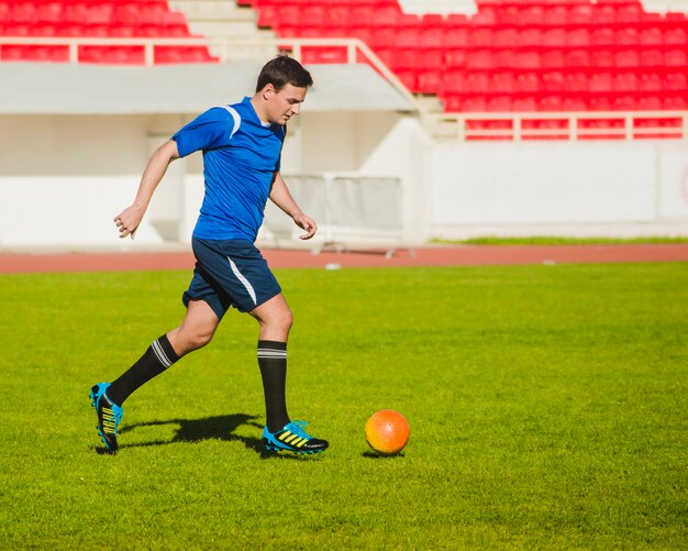 Jugador de fútbol driblando